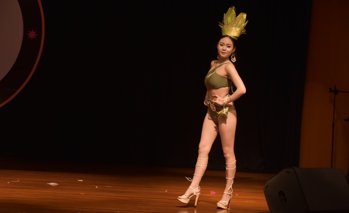 有佳麗創意十足，將綠色泳裝結合端午節應景的粽子造型。   圖：孫家銘攝