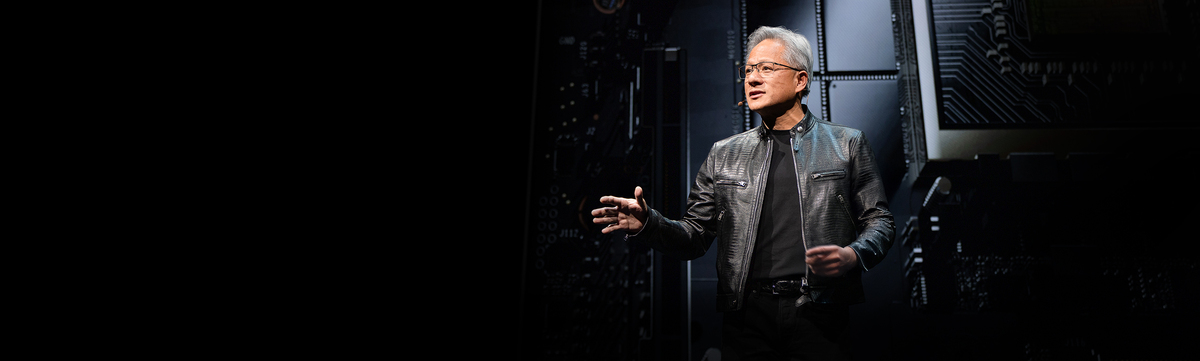  輝達（Nvidia）創辦人黃仁勳輝達執行長黃仁勳於週三在 CNBC 節目《Squawk Box》中坦言，對於 OpenAI 與 AMD 簽署合作案並不完全知情。 圖: 擷取自輝達官網 