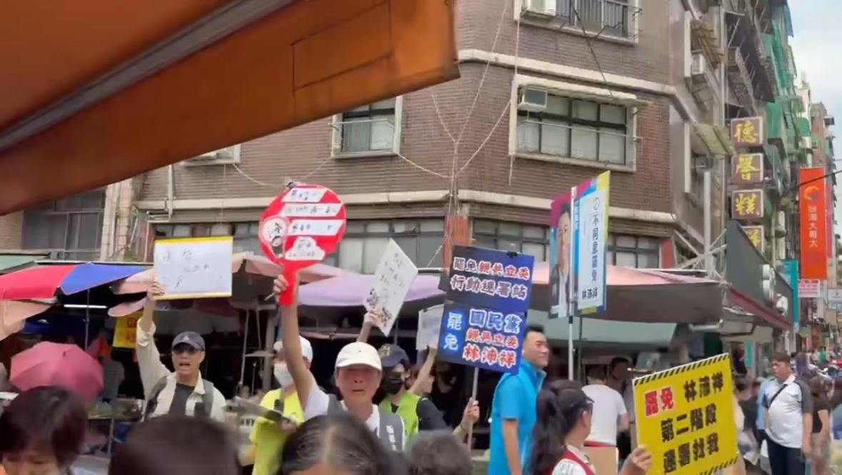  罷團周末帶領志工團到基隆菜市場宣傳，並與林沛祥在同一個菜市場，而罷團志工就包夾著林沛祥，大喊「罷免林沛祥」等口號，火藥味十足。 圖：翻攝自Threads 