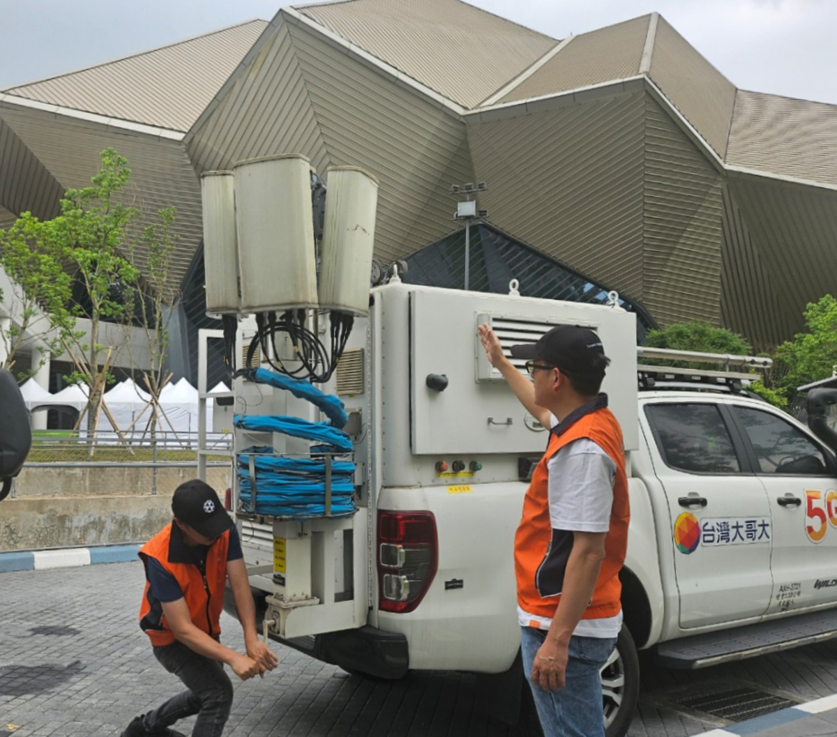 台灣大主動部署行動基地車及7座基地台，提前完成北流周邊行動網路的容量擴充與優化，並派駐工程人員進駐現場，全天候即時監控網路品質並彈性調整資源，確保民眾皆能享有穩定流暢的5G數據服務。   圖: 台灣大/提供