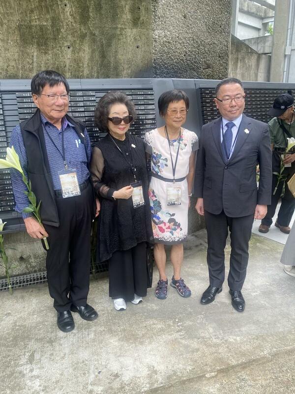  林明昕（右一）與政治受難者家屬黃春蘭（右二）、監察委員范巽綠（左二）、政治犯蔡財源（左一）合照 圖：行政院提供 