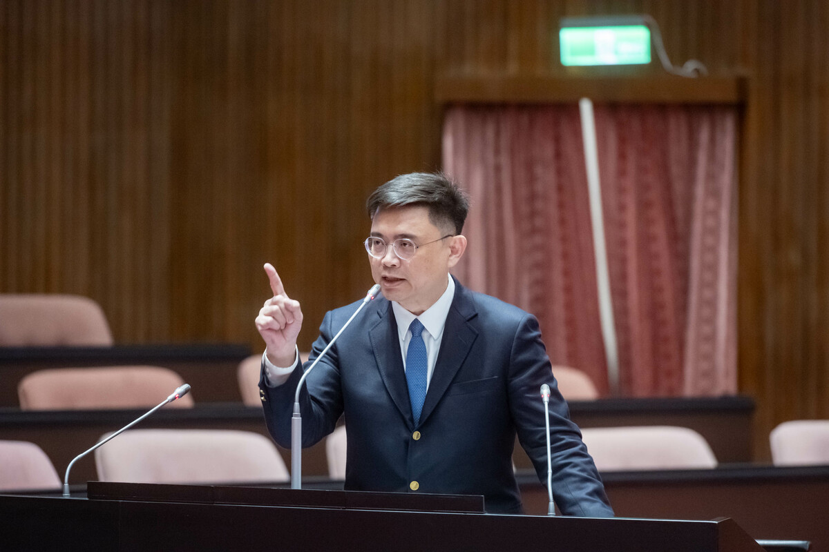 民進黨立委賴瑞隆抨擊，柯志恩主導《財政劃分收支法》修法，讓高雄每年損失229億元，一路站在重台北輕高雄的立場。   圖：賴瑞隆辦公室/提供