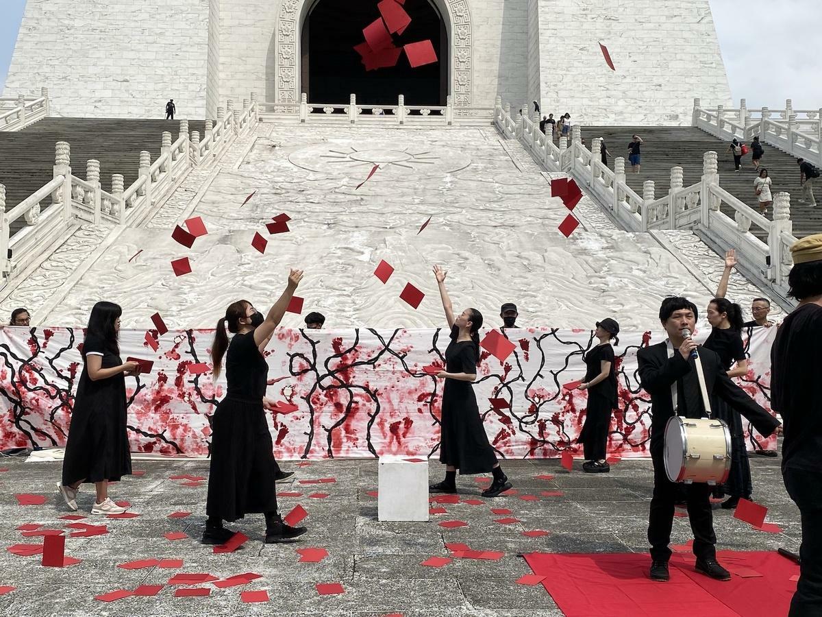 由蔡瑞月文化基金會、辜寬敏基金會等近40個民間團體今日共同發起「找回消失的她們・黑臉行動」，這項行動的靈感來自白色恐怖受難者潘英雪的真實經歷。   圖：林朝億/攝