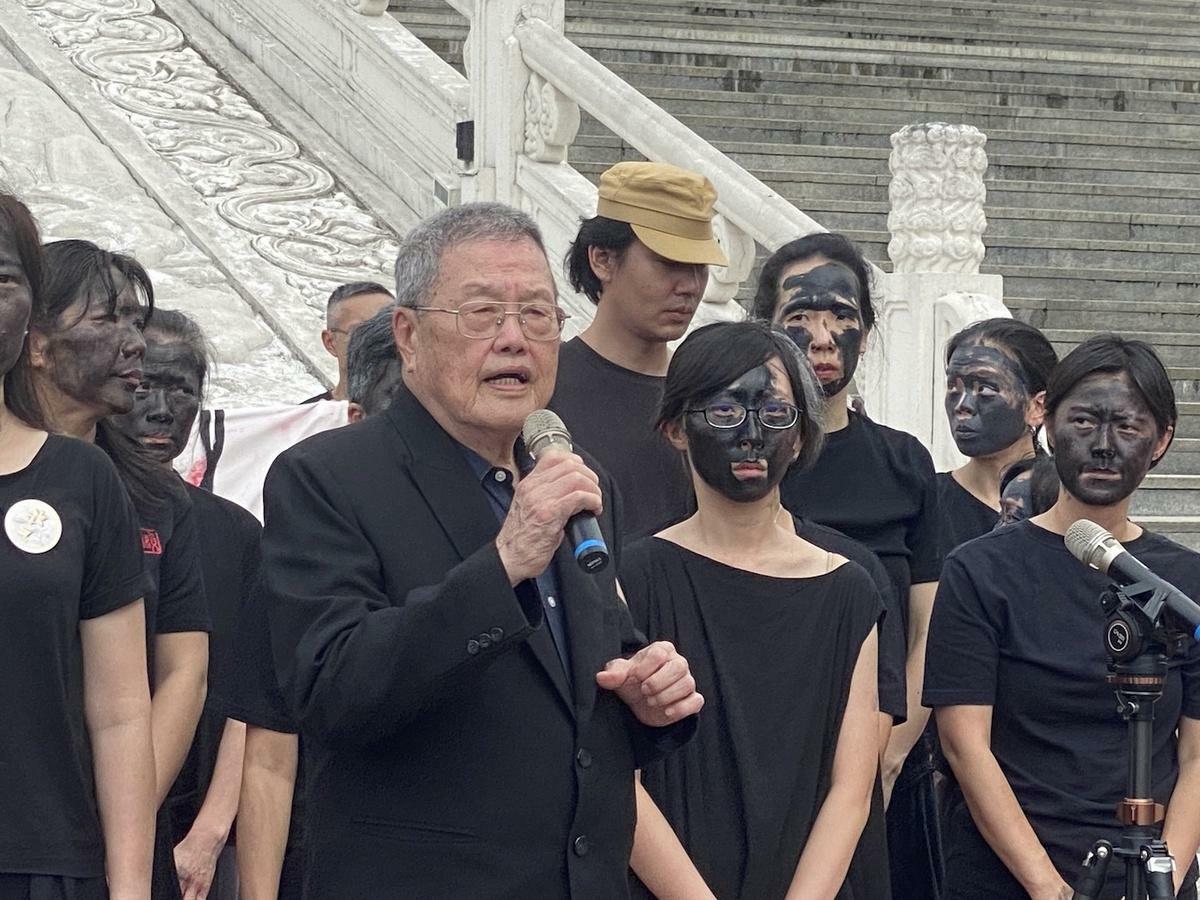 由蔡瑞月文化基金會、辜寬敏基金會等近40個民間團體今日共同發起「找回消失的她們・黑臉行動」，這項行動的靈感來自白色恐怖受難者潘英雪的真實經歷。圖為受難者家屬潘信行   圖：林朝億/攝