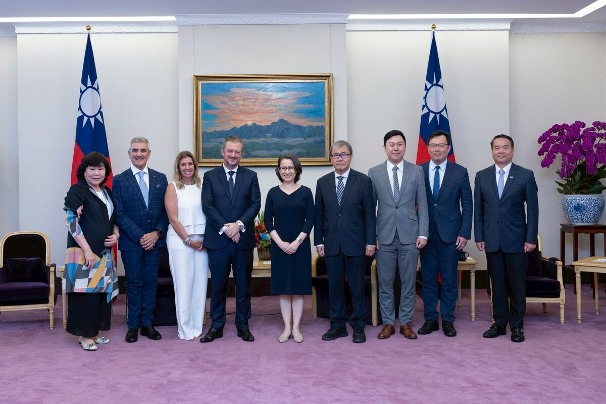 蕭美琴接見「國際帕拉林匹克委員會總會長安德魯帕森斯（Andrew Parsons）伉儷一行」。   圖：總統府提供
