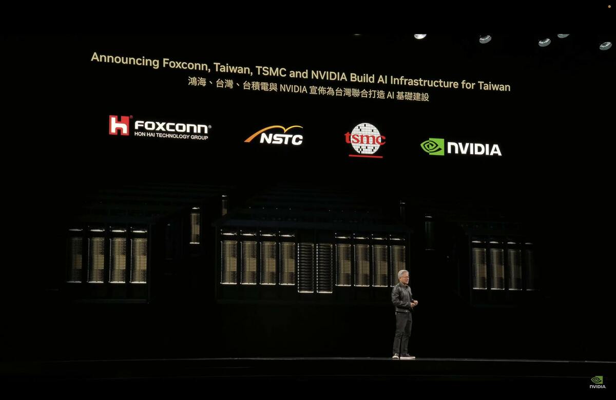 AI晶片巨頭輝達（NVIDIA）執行長黃仁勳二度造訪白宮，H20晶片出口中國的許可證終於解除限制。 圖：截自輝達直播影片 