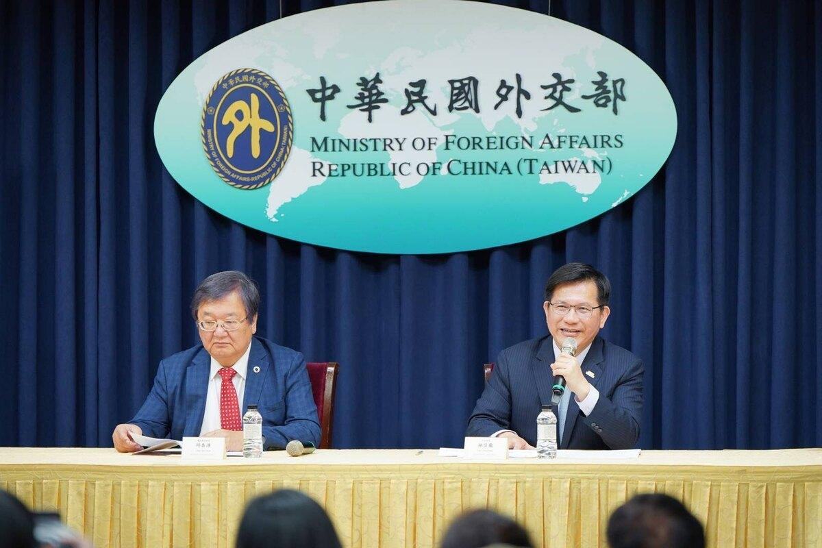 外交部長林佳龍（右）及衛生福利部長邱泰源（左）呼籲WHO接納台灣參與。   圖：外交部提供