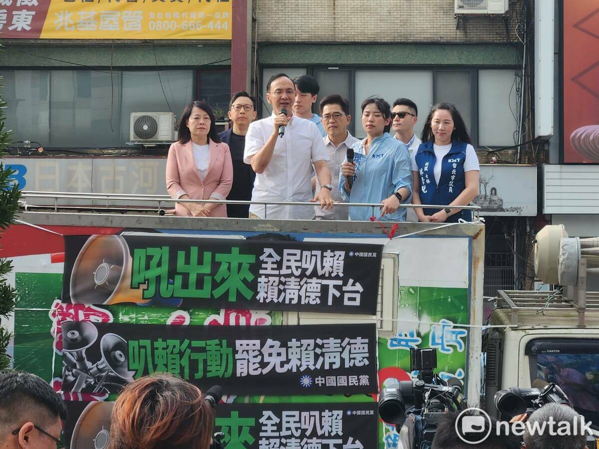 國民黨主席朱立倫於車隊出發前，站上抗議車表達對總統賴清德的不滿。   圖：黃建豪/攝