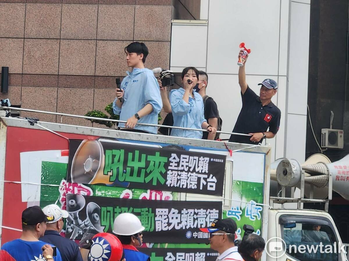 國民黨抗議出隊抵達民進黨中央黨部前鳴按喇叭抗議。   圖：黃建豪/攝