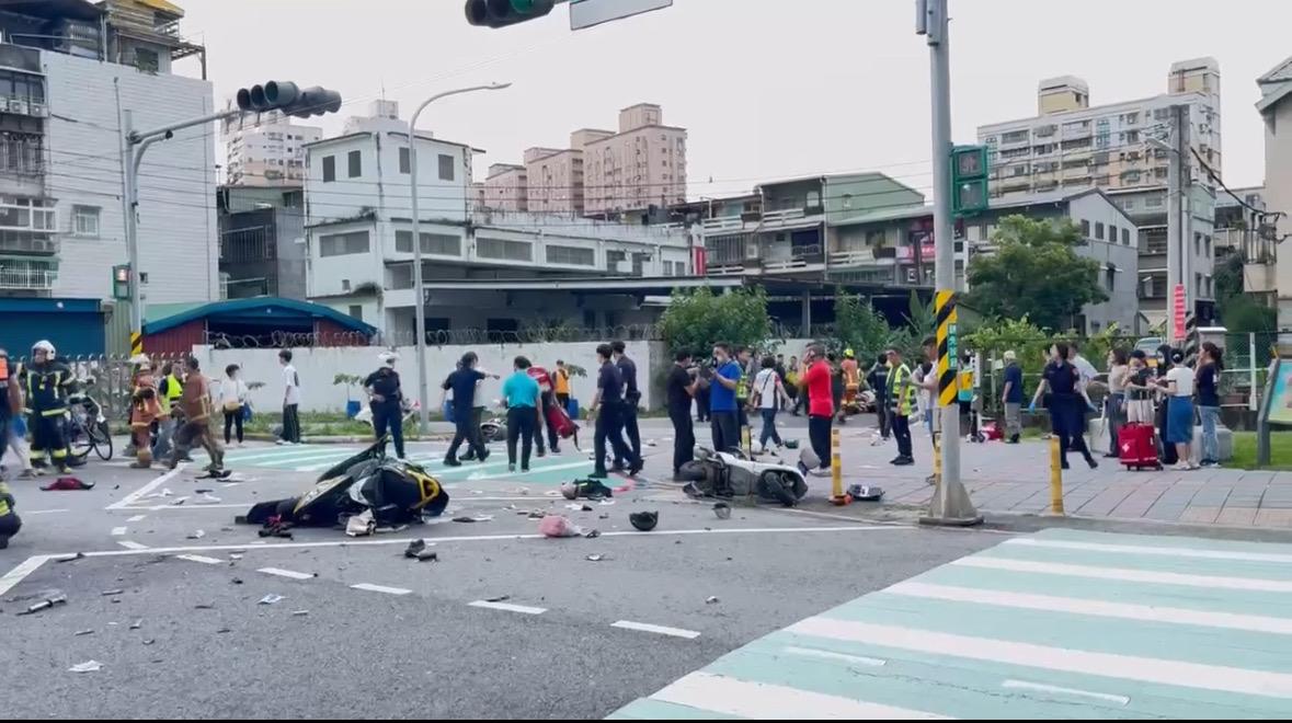新北市三峽區國光街、國成街口19日下午傳出重大車禍。有一輛自小客車行經該路段時，突因不明原因失控暴衝，撞倒不少人，加上當時正值北大國小放學時間，造成16人輕重傷，其中4人傷勢嚴重，當場失去呼吸心跳   圖：民眾提供