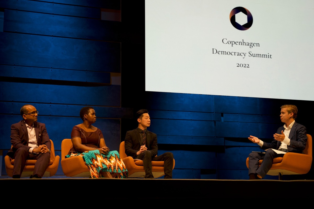 前立委林昶佐被特任台灣駐芬蘭大使，19日在臉書上PO出過去參與國際活動照片。   圖：翻攝「臉書」林昶佐 Freddy Lim粉絲專頁