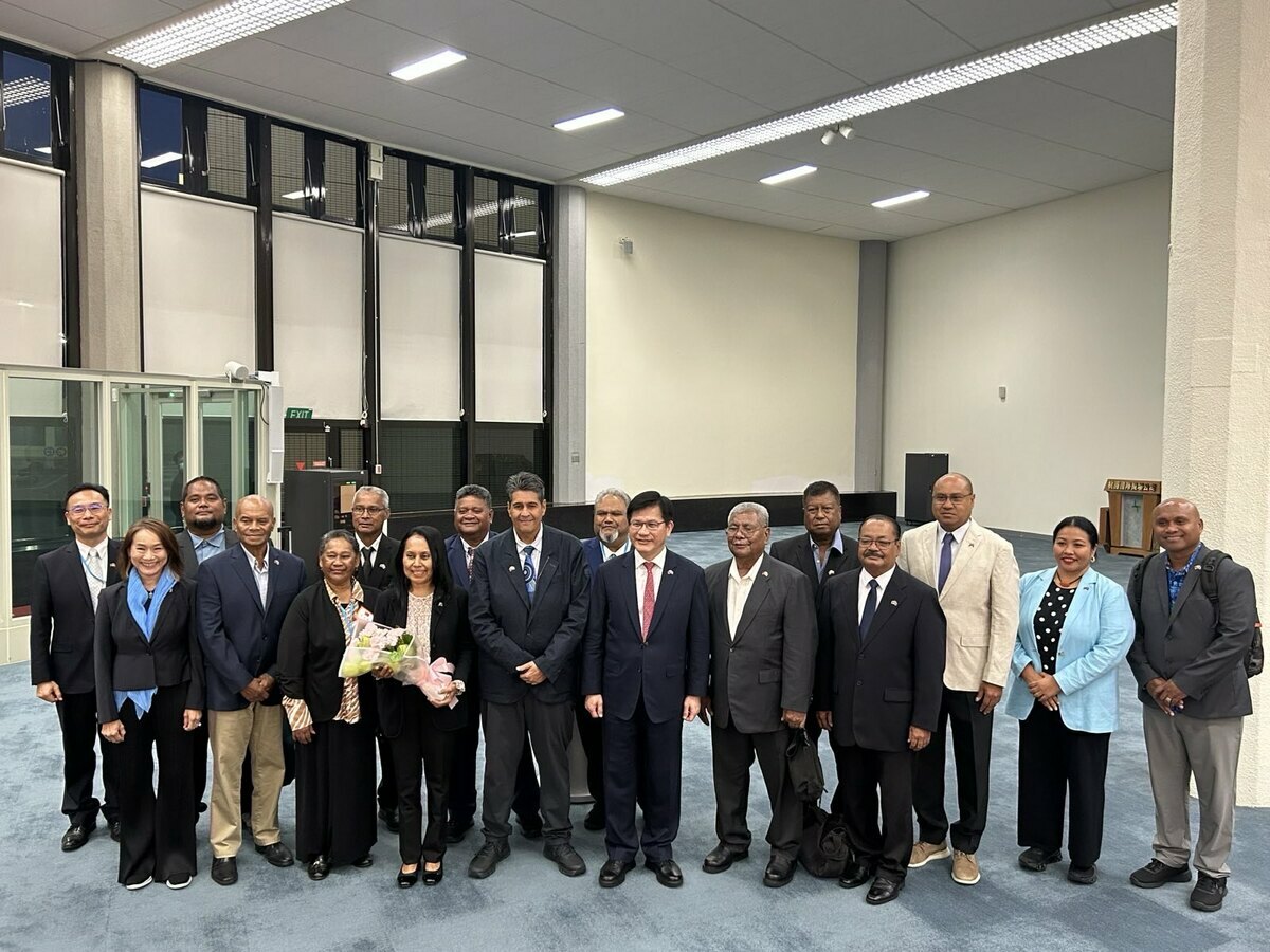 外交部長林佳龍（右七）與帛琉共和國總統惠恕仁（Surangel S. Whipps, Jr.）伉儷（左九、左七）及國務部長艾古斯（Gustav Aitaro，左八）等訪團貴賓於機場合影。   圖：外交部提供