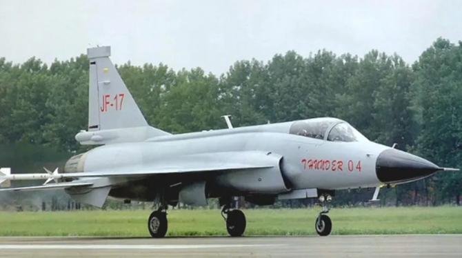 巴基斯坦使用的 JF-17「梟龍」戰機雖定位較低，但在電子戰方面成功壓制印度的老式幻象2000。圖為JF-17「梟龍」 圖:翻攝自栗子評述