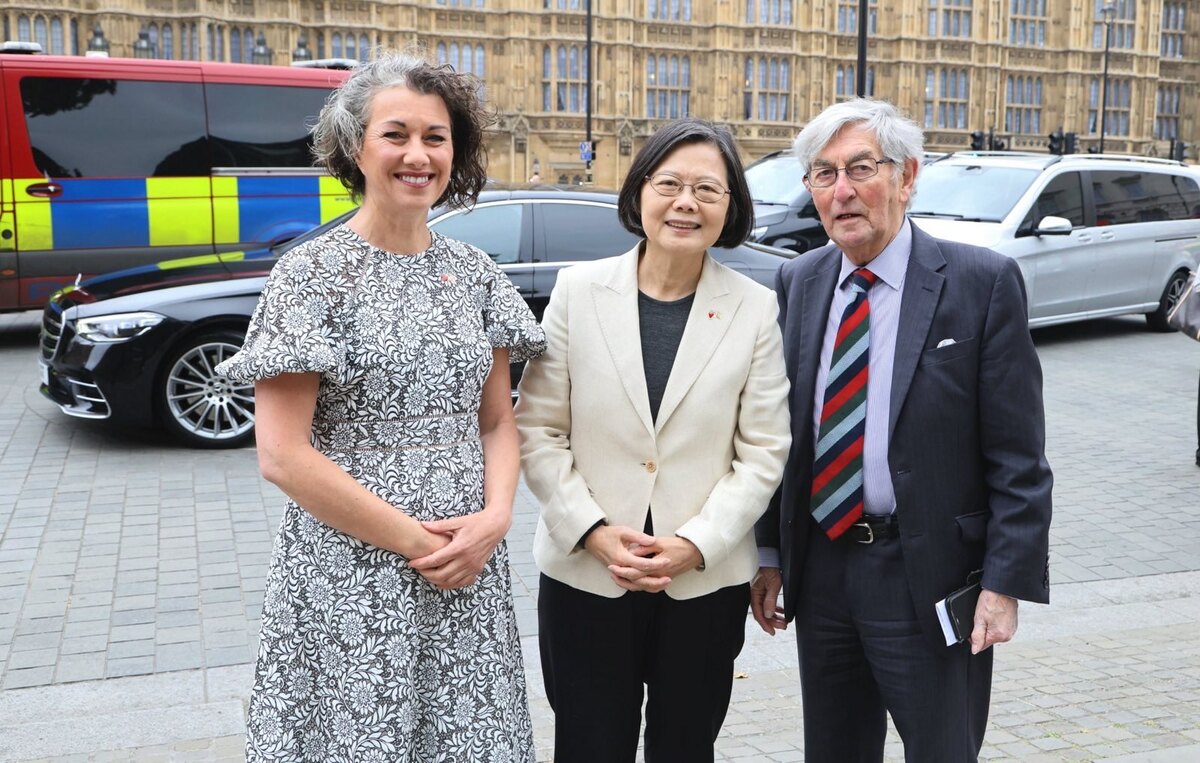  「台英國會小組」兩位共同主席柴萍恩下議員（Sarah_Champion，左）及羅根上議員（Lord_Rogan，右）在英國國會前迎接蔡英文前總統（中）。 圖：外交部提供 