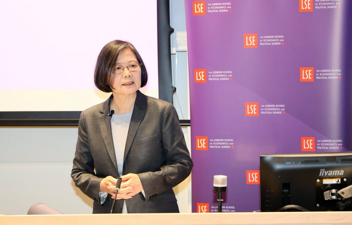  蔡英文前總統在母校倫敦政經學院（LSE）演講。 圖：外交部提供 