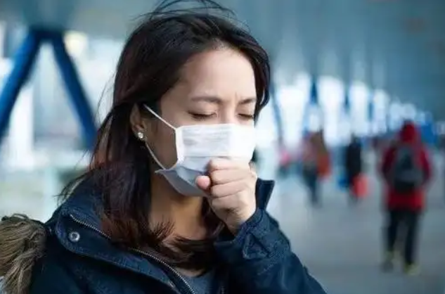 他建議民眾在通風不良的室內場所應佩戴口罩，以加強個人防護。 圖:翻攝自百度