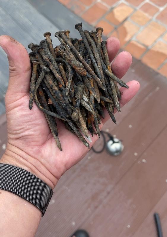 「大安濱海觀光路廊及周邊旅遊環境整合改善工程」完工後部分施工遺留物未完全清除，觀旅局將承包商函送工程會列不良廠商。   圖：民進黨團/提供