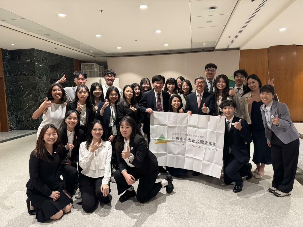  前總統陳建仁與世界衛生大會台灣青年團出席台灣醫界聯盟舉辦的晚宴。 圖：台灣醫界聯盟基金會提供 