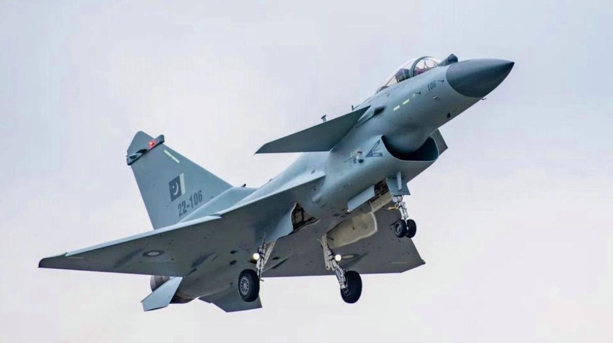 殲-10CE 戰機配備的KG600 電子戰吊艙，可以有效干擾米格-29K 的雷達和通信系統。圖為殲-10CE。