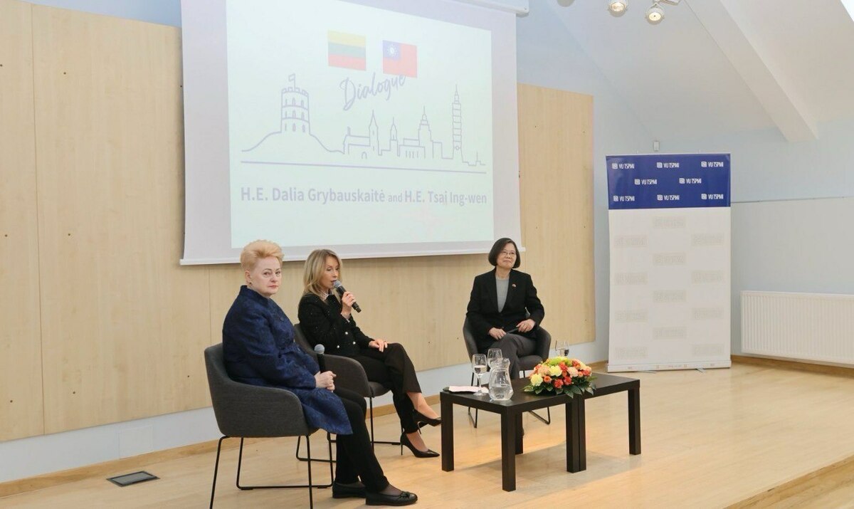 蔡英文前總統(右)與立陶宛前總統葛寶思凱德(Dalia Grybauskaitė,左)對談。 圖:外交部提供