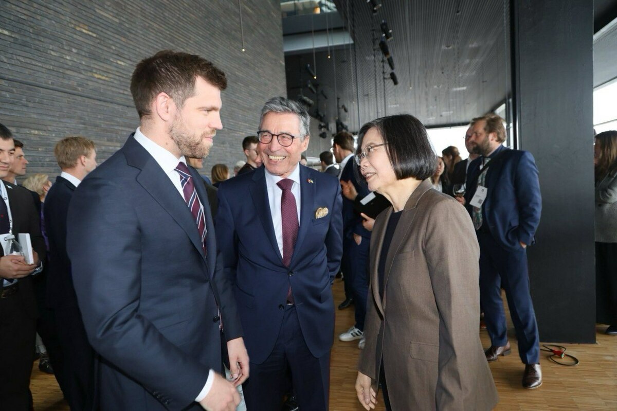 蔡英文前總統在哥本哈根民主高峰會演說後出席「民主聯盟基金會」(AoD)暨「對中政策跨國議會聯盟」(IPAC)歡迎酒會。 圖:外交部提供