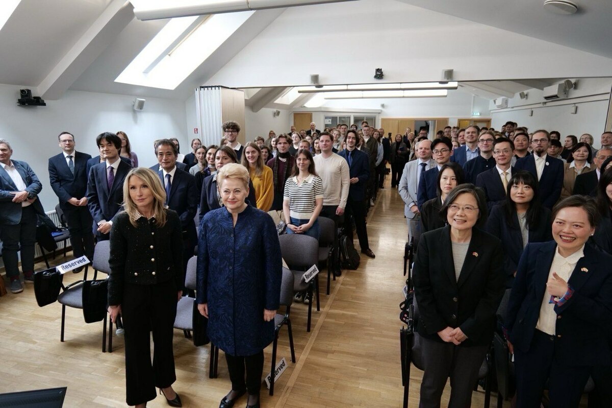 蔡英文前總統(前排右二)應邀在立陶宛維爾紐斯大學國際關係及政治研究院(TSPMI)演講。 圖:外交部提供