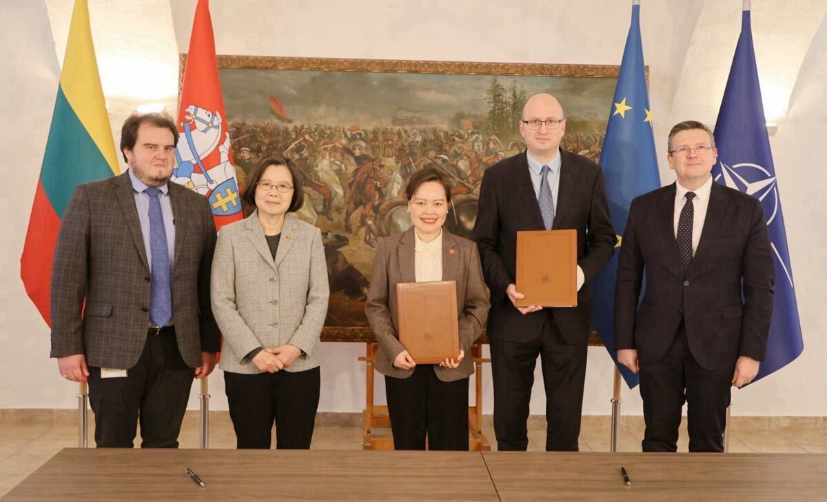 蔡英文前總統見證「台立人道援烏排雷合作意向書」簽署。 圖:外交部提供