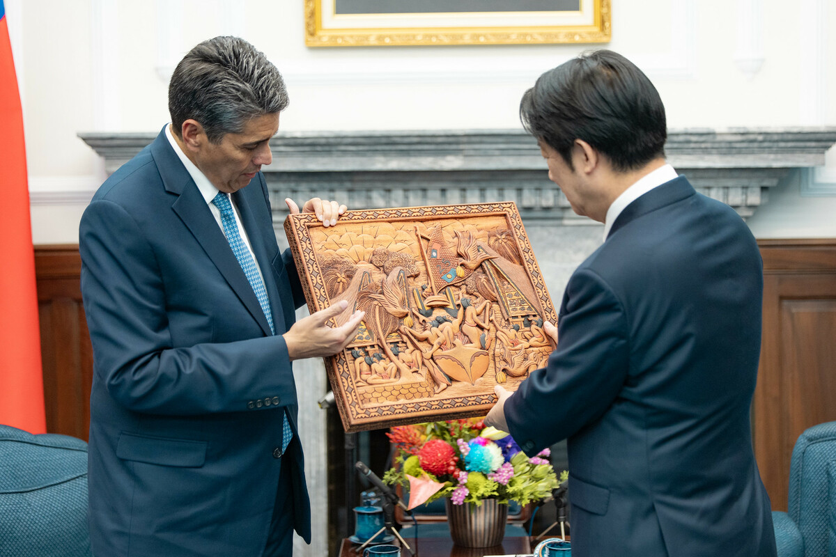 賴清德與惠恕仁展現好交情。   圖：總統府提供