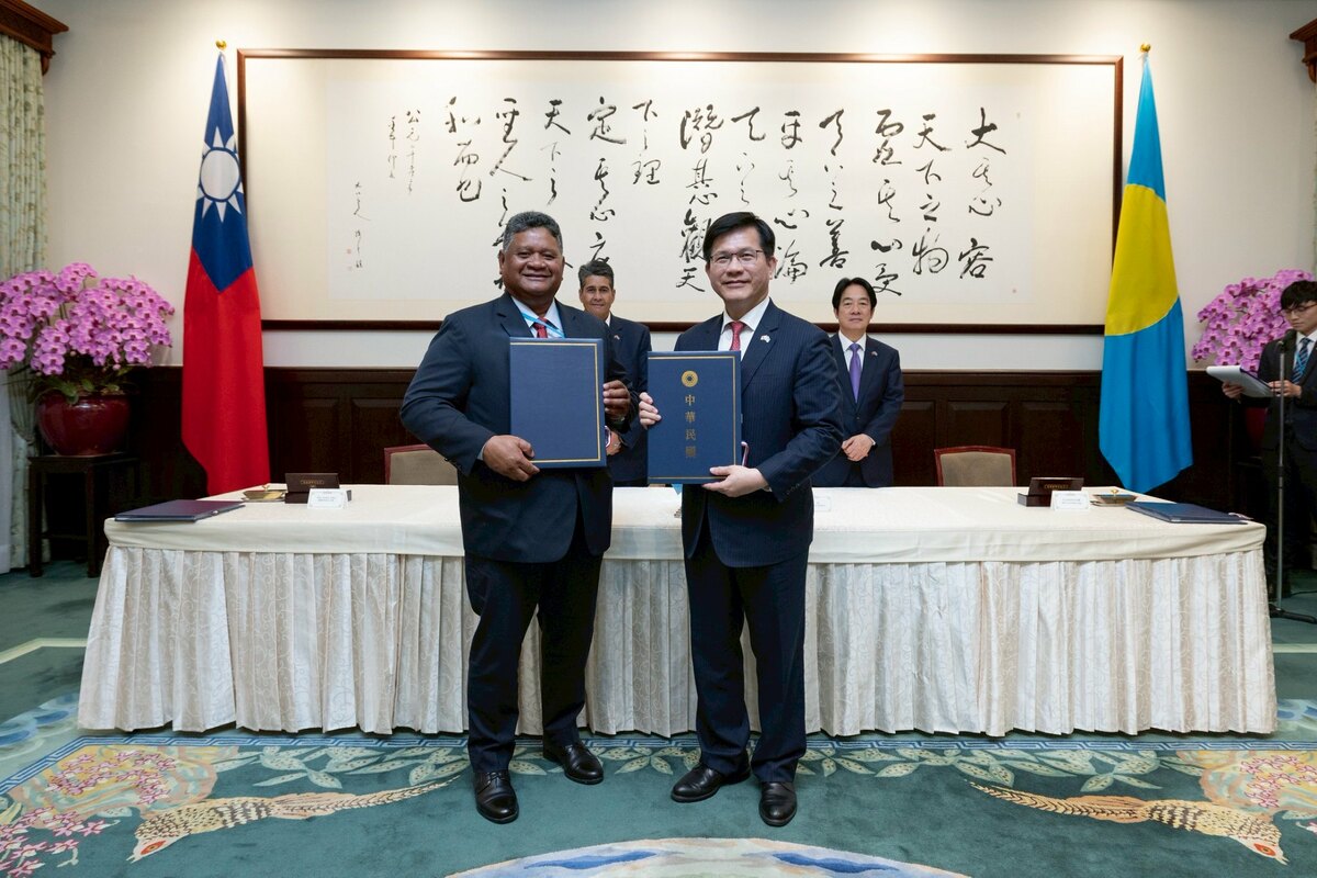  賴清德與惠恕仁見證外交部長林佳龍與帛琉國務部長艾古斯（Gustav Aitaro）簽署「技術合作協定」以及「外交人員訓練及交流合作協定」。 圖：總統府提供 