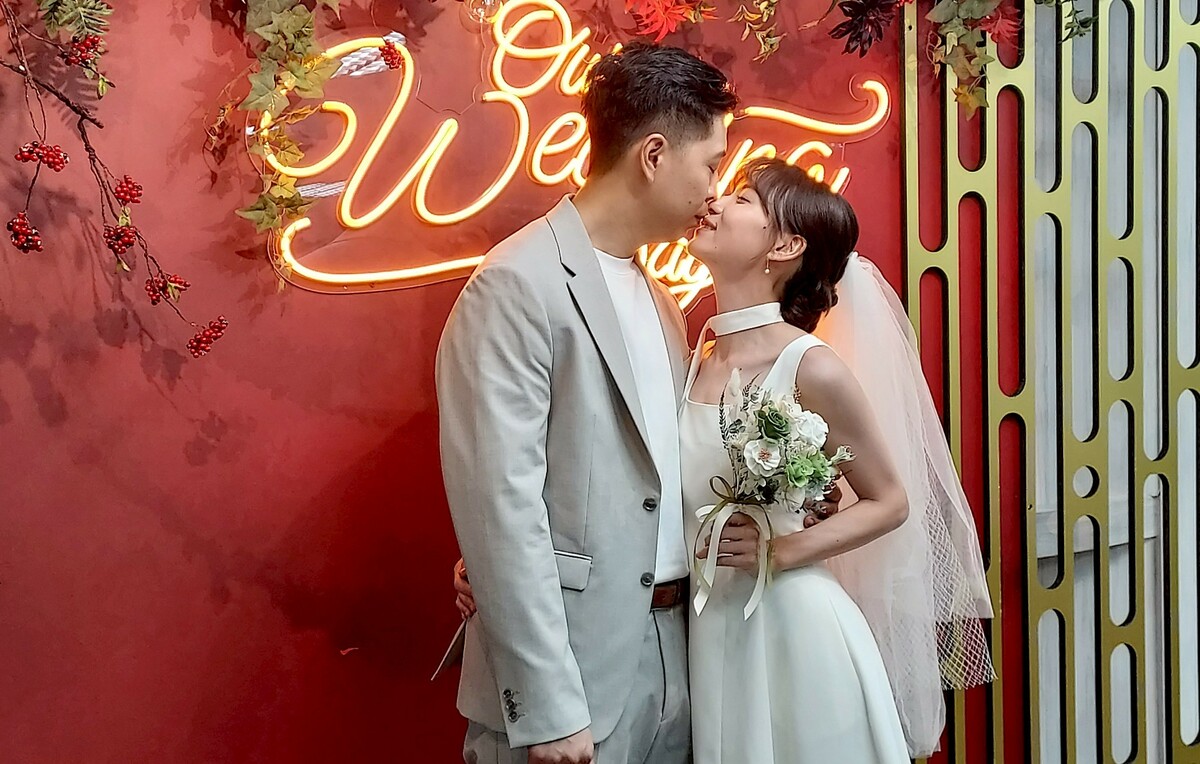 新人深情一吻定終身。   圖：高雄市民政局/提供