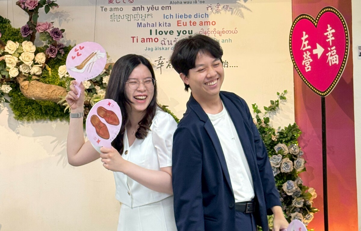 新人到高雄戶所見證屬於彼此的愛情承諾。   圖：高雄市民政局/提供