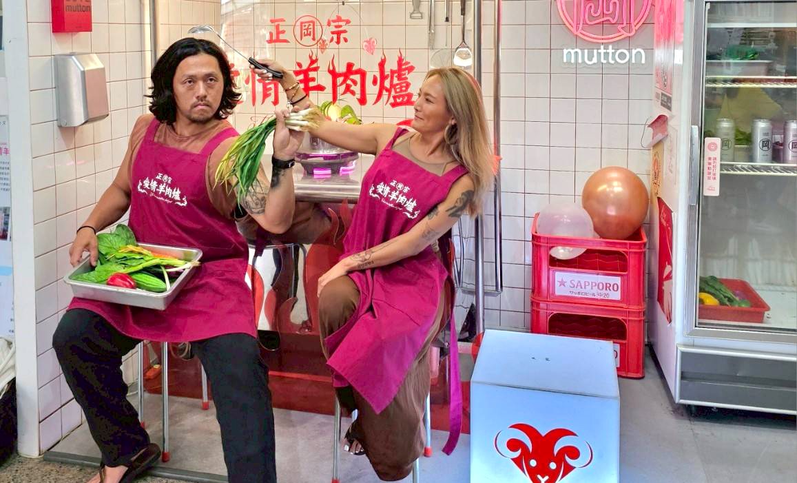 有新人拍搞笑版的結婚登記照。   圖：高雄市民政局/提供