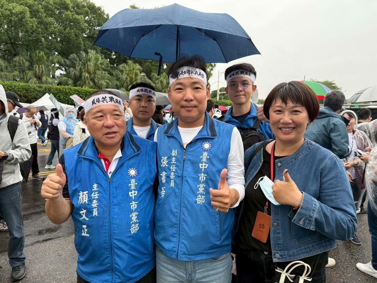 國民黨台中市黨部副主委張書華（中）表示，綠營名嘴范世平特別針對台中三位年輕的立委進行所謂的民調，藉由打盧秀燕的本命區作為標題召開記者會，此舉動機過於政治，更是拙劣的逞強。   圖：國民黨台中市黨部/提供