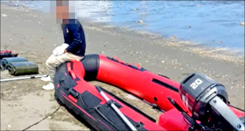  中國籍宋姓父子檔搭乘橡皮艇，在桃園市觀音海水浴場左側沙灘上岸。 圖：網路圖片 