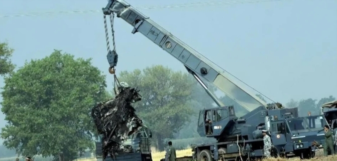  印軍吊起陣風戰機殘骸 圖 : 翻攝自軍哥茶話室 