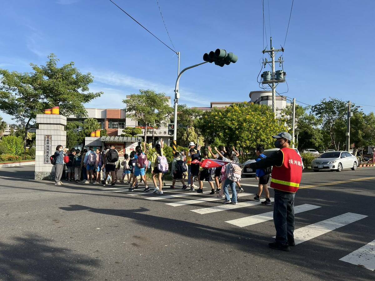 為強化學童通學安全，台南市政府全面檢視校園周邊的行人安全防護措施，並積極研擬精進方案，預計於今年內啟動「臺南市學生通學安全守護專案」正持續盤點精進校園周邊交安措施。   圖：台南市政府提供