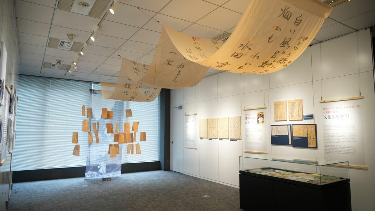 「台灣人權及音樂故事展—高一生先生，三代的家族之歌」將高一生56封家書懸吊所作成的展覽裝飾。   圖：駐日台灣文化中心提供