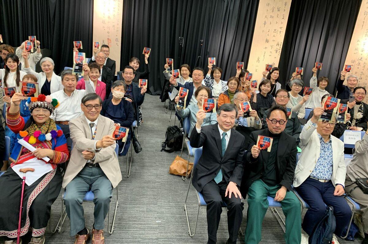 高英傑（前排左2）、高美英（前排左1）、駐日大使李逸洋（前排右3）、台灣文化中心主任曾鈐龍（前排右2）手持本次展覽摺頁與貴賓合影。   圖：駐日台灣文化中心提供