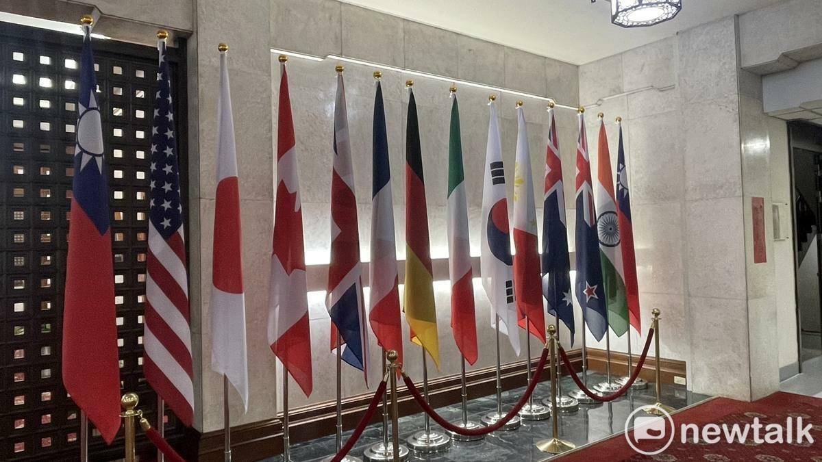  外交部入口處新增12個理念相近國家國旗。 圖：高逸帆／攝 