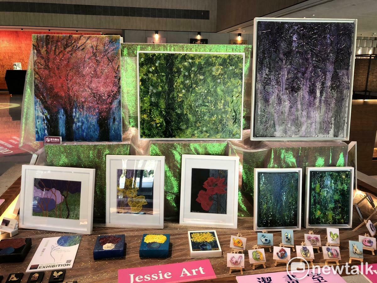 在溫暖五月春光中,大員皇冠假日酒店以實際行動支持在地藝術文化,邀請藝術家任怡潔於5月1日至6月15日,在酒店一樓Lobby「文創藝角」舉辦個人創作展《花若盛開 蝴蝶自來》。 圖:黃博郎/攝