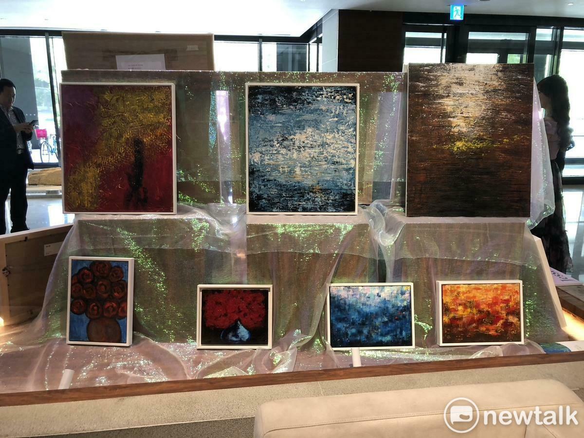 在溫暖五月春光中,大員皇冠假日酒店以實際行動支持在地藝術文化,邀請藝術家任怡潔於5月1日至6月15日,在酒店一樓Lobby「文創藝角」舉辦個人創作展《花若盛開 蝴蝶自來》。 圖:黃博郎/攝