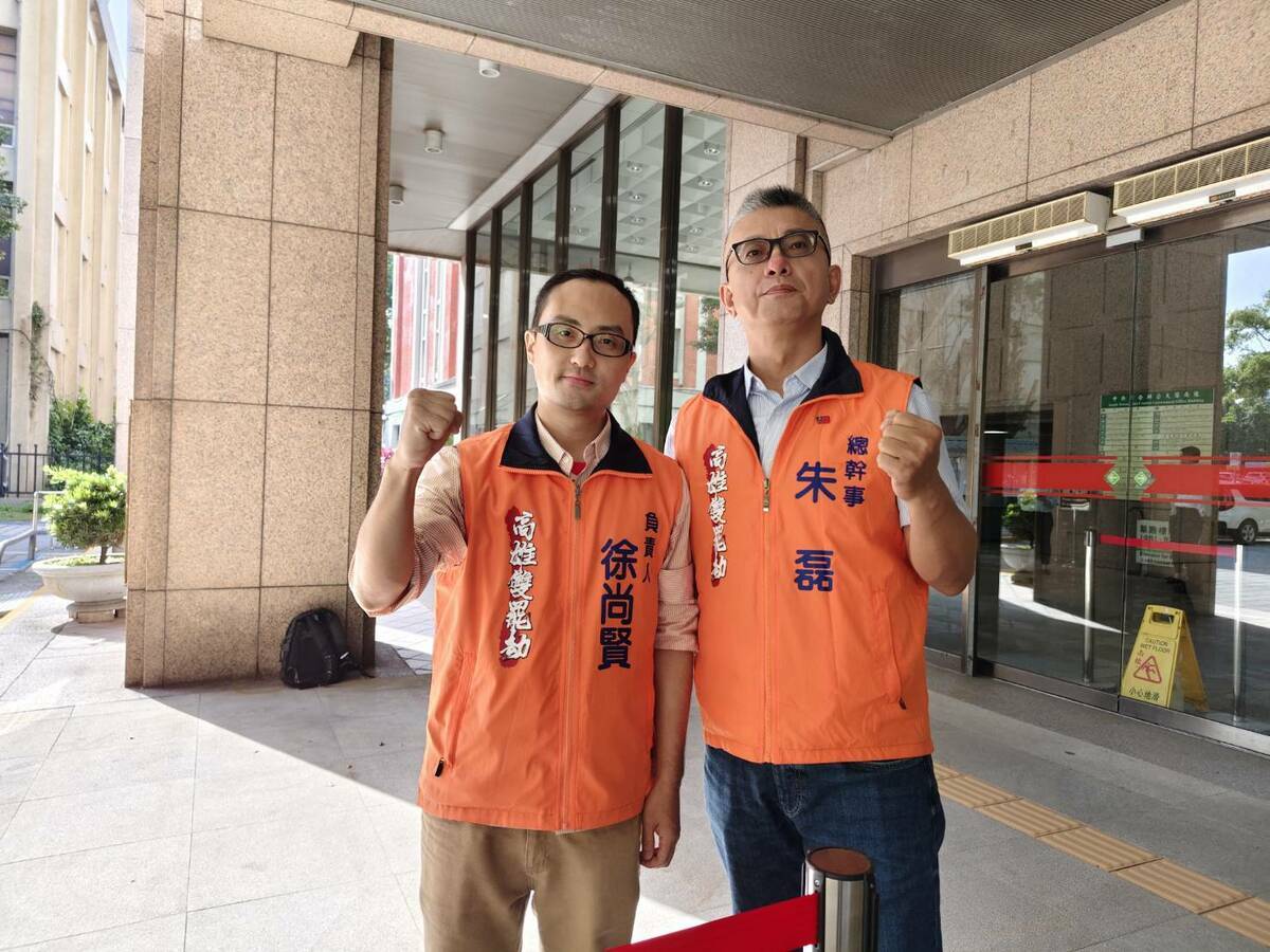 朱磊強調原定擺攤活動依然不變，將以「一個人、一支筆、一張桌」繼續連署活動。   圖：翻攝自高雄雙罷劫臉書