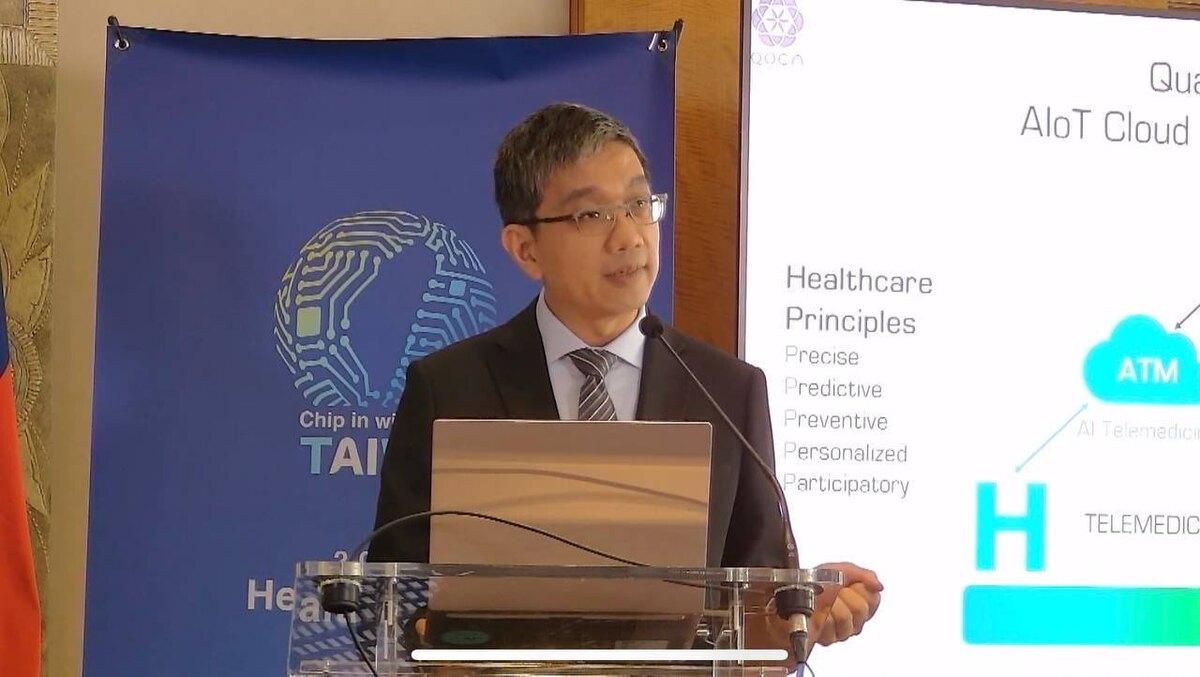 廣達電腦智慧醫療事業部處長洪仲璽介紹AI醫療雲「QOCA」等4個AI智慧醫療平台，透過直接連結病患資訊及醫院系統，有效促進遠距醫療服務。   圖：外交部提供
