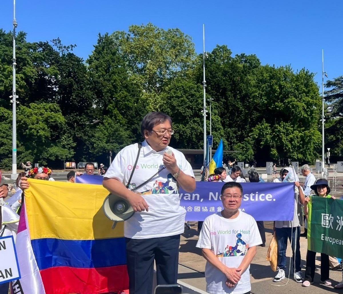 衛福部邱泰源部長與呂建德次長，應民僑團邀請在三腳椅廣場上台致意。   圖：衛福部／提供