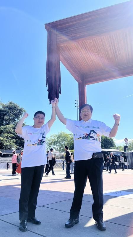 邱泰源部長與呂建德次長，在三腳椅下強烈表達台灣加入W H O的決心。   圖：衛福部／提供