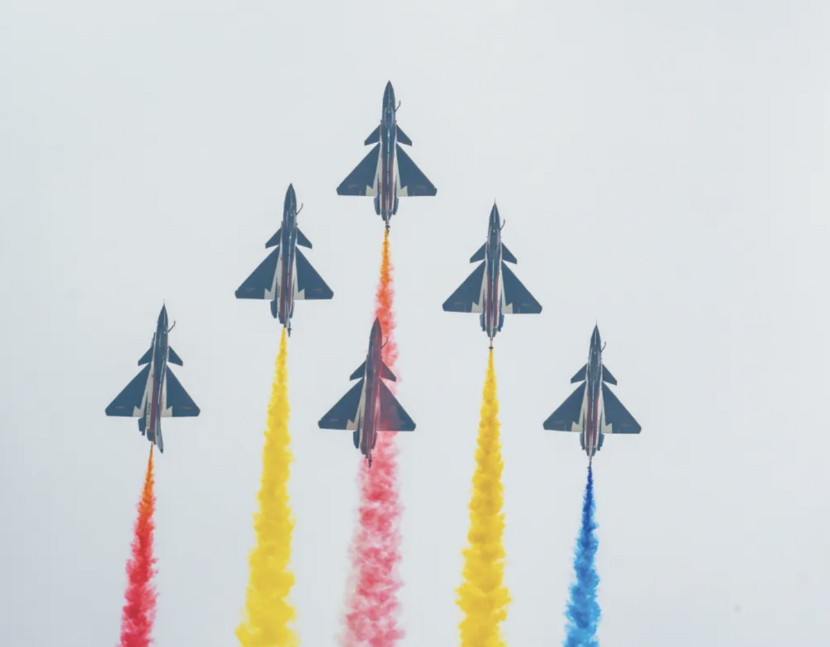 解放軍八一飛行表演隊在珠海航展上駕駛殲-10C戰機進行飛行表演。(資料照片) 圖：翻攝自 視覺中國 