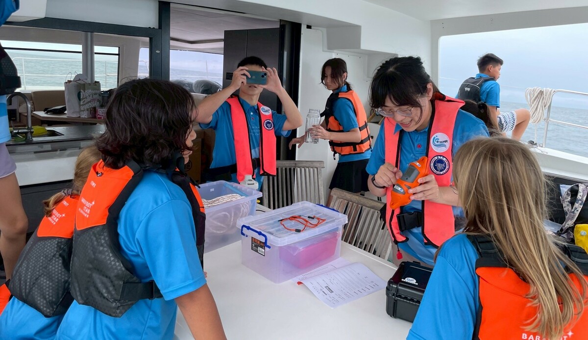 國海院研究人員向台法小帆手說明溫鹽深儀操作原理與測量方式。   圖：國家海洋研究院/提供