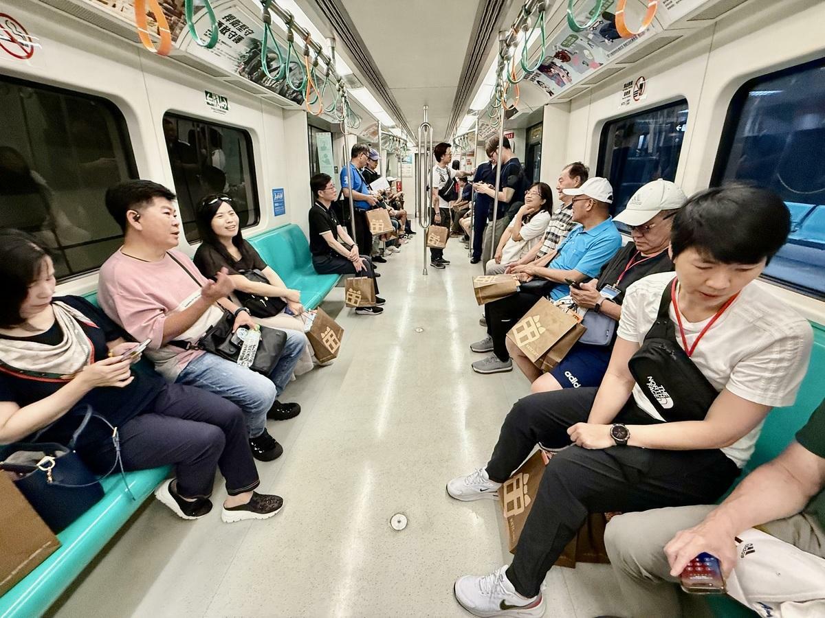 台中市議會考察團搭乘高雄捷運了解乘車環境與營運狀況。   圖：台中市政府/提供