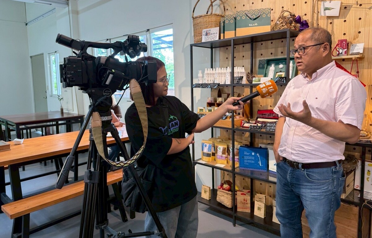 楊明坤(右)整合規劃日光小林社區成立全台第一個以低碳能源為核心規劃的重建社區。   圖：台灣碳權交易推廣協會/提供