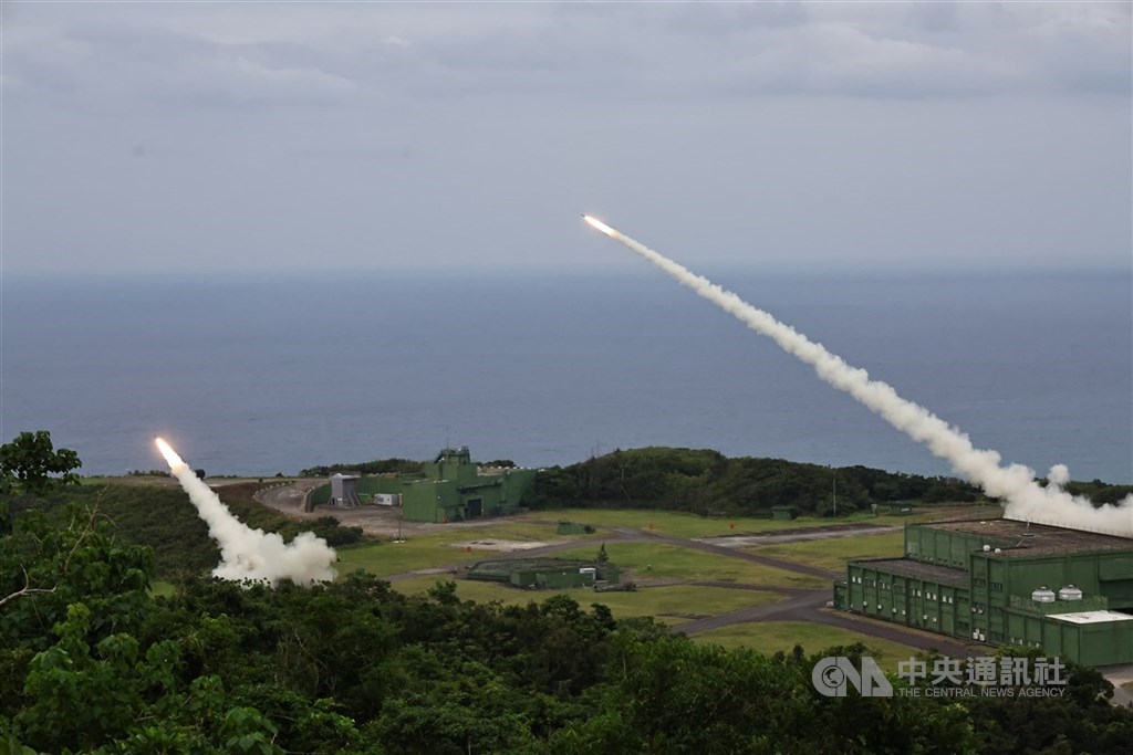  國防部長顧立雄表示，海馬士多管火箭飛系統（HIMARS）已新編1個多管火箭飛彈連，後續配合接裝期程，再編成2個連。（中央社檔案照片） 圖：中央社提供 